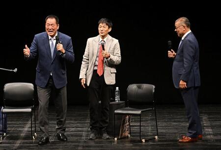 　歌唱で会場を沸かす巨人・中畑ＯＢ会長（左）＝撮影・西田忠信