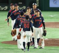 　ナインとタッチする佐々木（撮影・金田祐二）