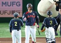 　始球式の打席に立ち、笑顔で労う森下