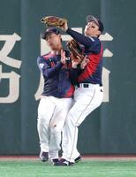 　２回、文保景の中飛を捕球した後、西川（左）と交錯する森下