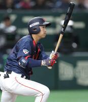 　５回、右前に２点適時打を放つ石上