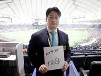 　色紙に「阪神ファン最高」と書いた呉昇桓氏（撮影・佐々木彰尚）