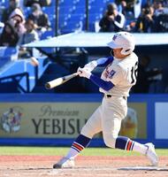 　６回、右越え３ランを放つ神戸国際大付・藤原陽翔（撮影・開出牧）