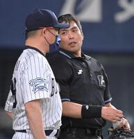 　オリックス・中嶋監督（左）の選手交代を聞く白井一行球審＝２２年４月３０日
