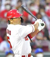 　二塁打を放つ広島・長野久義＝２２年