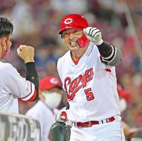 　ソロを放って生還しナインの出迎えに応える広島・長野久義＝２１年