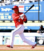 　広島・長野久義は左前適時安打を放つ＝２２年