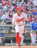 　犠飛を放つ広島・長野久義＝２２年