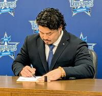 　色紙にしたためる宮崎