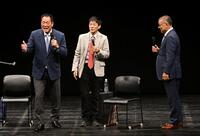 　歌唱で会場を沸かす巨人・中畑ＯＢ会長（左）＝撮影・西田忠信