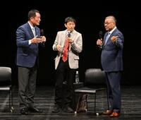 　会場を盛り上げる（左から）巨人・中畑ＯＢ会長、山田雅人、阪神・掛布ＯＢ会長（撮影・西田忠信）