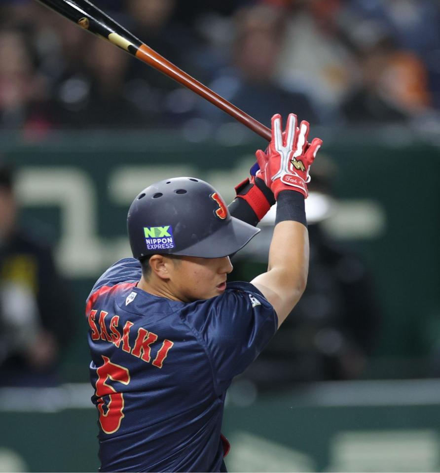 　４回、右前に適時打を放つ佐々木（撮影・西岡正）