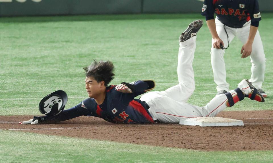 　５回、投手強襲安打で一塁へヘッドスライディングをする西川