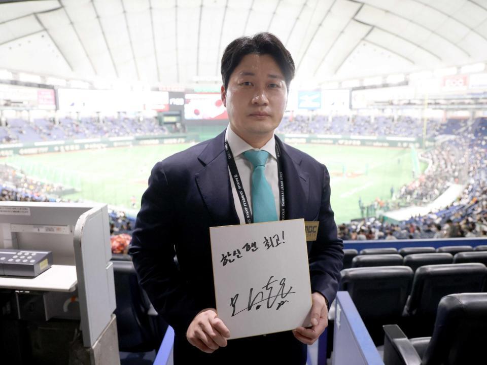 　色紙に「阪神ファン最高」と書いた呉昇桓氏（撮影・佐々木彰尚）