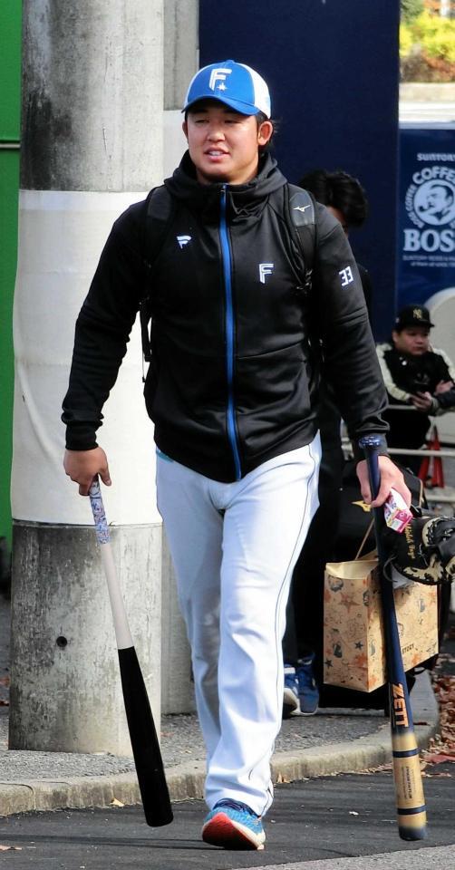 　練習を終え、引き揚げる進藤