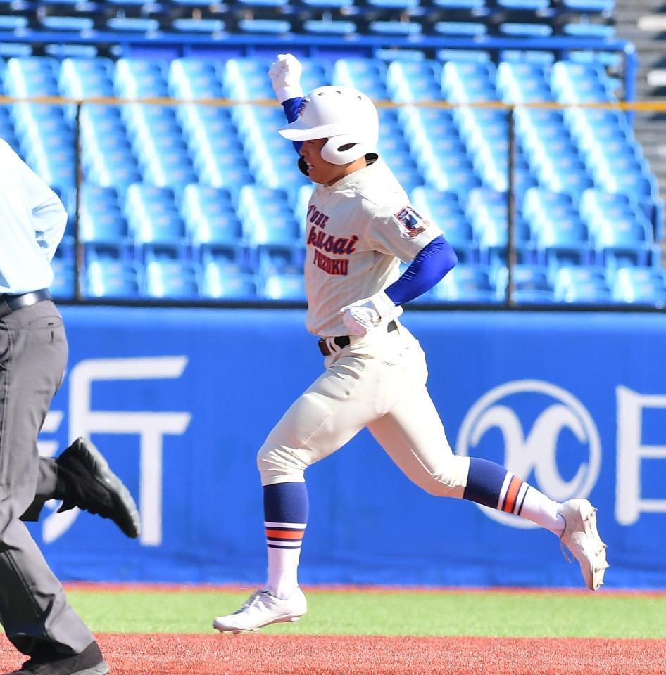 　６回、右越え３ランを放ちガッツポーズを決める神戸国際大付・藤原陽翔（撮影・開出牧）