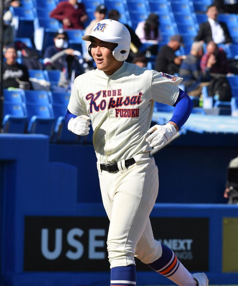 ３回、先制の中越え２ランを放ち生還した神戸国際大付・川中鉄平（撮影・開出牧）