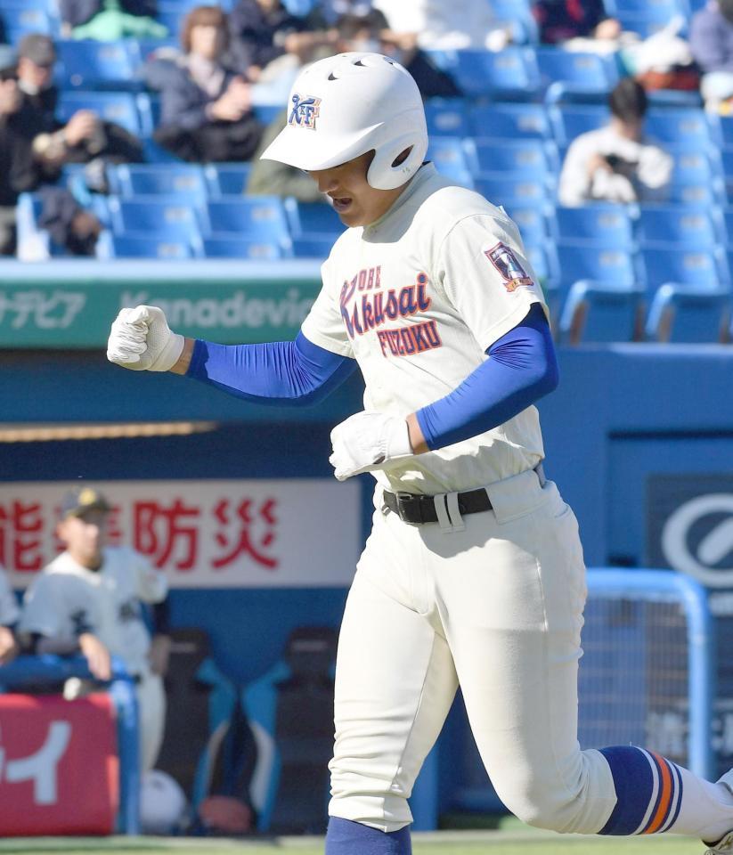 　３回、先制の中越え２ランを放ちガッツポーズを決める神戸国際大付・川中鉄平（撮影・開出牧）