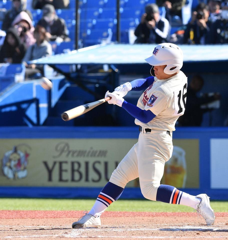 　６回、右越え３ランを放つ神戸国際大付・藤原陽翔（撮影・開出牧）