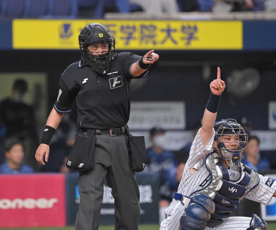 　西武・外崎のスイングを一塁塁審に確認する白井一行球審（左）＝２２年４月３０日