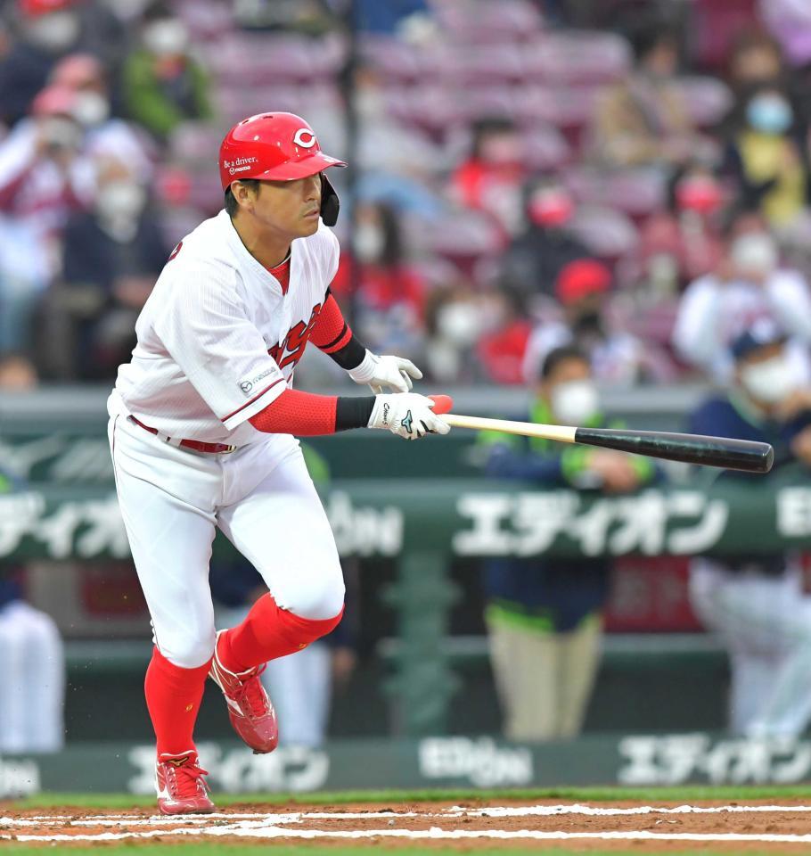 　右前打を放つ広島・長野久義＝２１年