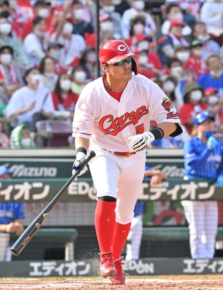 　犠飛を放つ広島・長野久義＝２２年