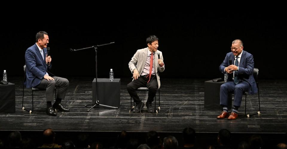 　山田雅人（中央）の語りに爆笑する巨人・中畑ＯＢ会長（左）と阪神・掛布ＯＢ会長（撮影・西田忠信）
