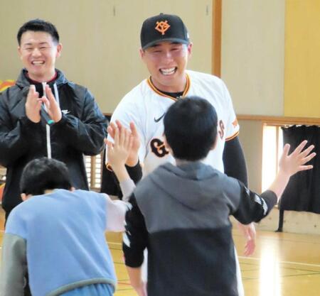 巨人・浅野“岡本ロード”続く「4年目に花が咲くように頑張りたい」 小学校で子どもたち交流