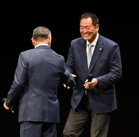 　笑顔でステージに登場し、阪神・掛布ＯＢ会長と握手する巨人・中畑ＯＢ会長（右）＝撮影・西田忠信