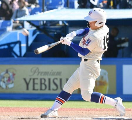 　６回、３ランを放つ神戸国際大付・藤原（撮影・開出牧）