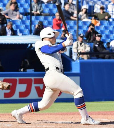 　３回、先制の中越え２ランを放つ川中（撮影・開出牧）