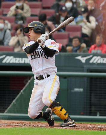 　トライアウトで前ロッテ・西村天裕と対戦し、左前打を放つ前ソフトバンク・川原田純平＝１２日