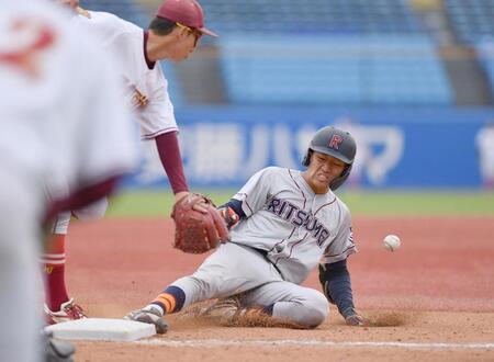 　４回、右越え三塁打を放ち滑り込む立命大・西野啓也（右）。三塁手は名城大・海老原崚（撮影・開出牧）
