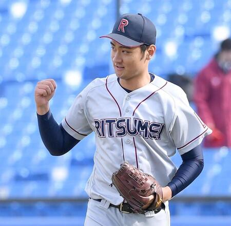 　８回、ガッツポーズを決める立命大・若田部達生（撮影・開出牧）