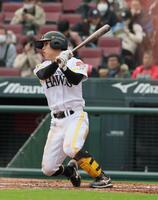 　トライアウトで前ロッテ・西村天裕と対戦し、左前打を放つ前ソフトバンク・川原田純平＝１２日