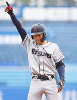 　４回、右越え三塁打を放ちポーズを決める立命大・西野啓也（撮影・開出牧）