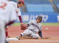 　４回、右越え三塁打を放ち滑り込む立命大・西野啓也（右）。三塁手は名城大・海老原崚（撮影・開出牧）