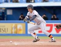 　４回、先制のセーフティースクイズを決める立命大・高橋大和（撮影・開出牧）