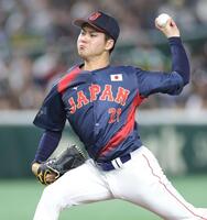 　韓国戦に先発し力投する金丸＝１６日