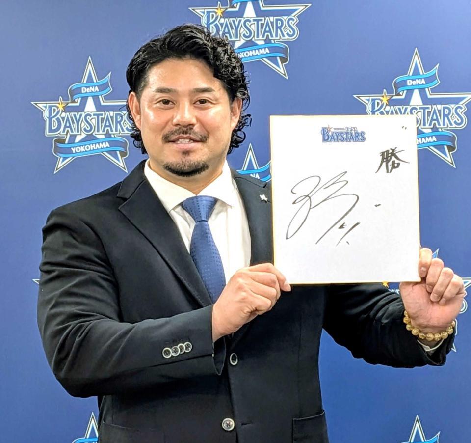 　「勝」と記した色紙を手にする宮崎（撮影・福岡香奈）