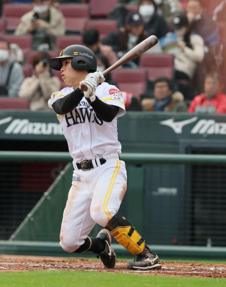 　トライアウトで前ロッテ・西村天裕と対戦し、左前打を放つ前ソフトバンク・川原田純平＝１２日