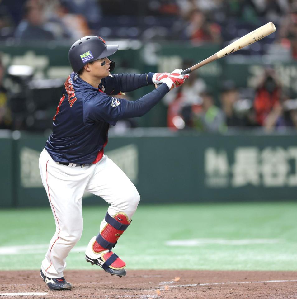 　韓国戦の４回、右中間に二塁打を放つ森下＝１６日