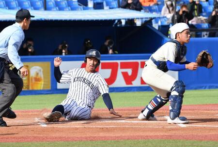 　１回、吉田秀成の右前適時打で二塁から先制のホームに滑り込む牟礼翔（左）捕手は神戸国際大付・井本康太（撮影・開出牧）