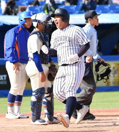 九州国際大付が神宮大会初Ｖ　１３安打１１得点大勝で歓喜の輪