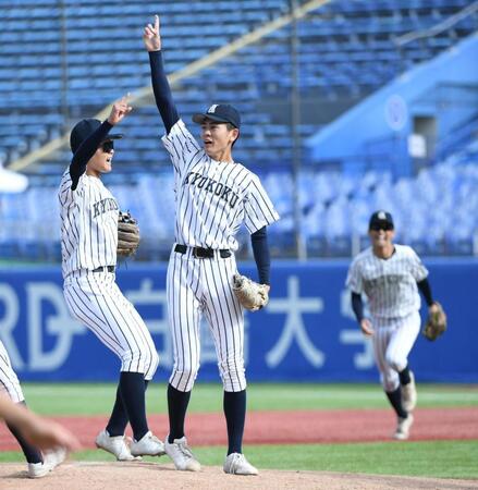 　初優勝の瞬間、右手を高々と上げる九州国際大付・渡辺流（撮影・佐藤厚）
