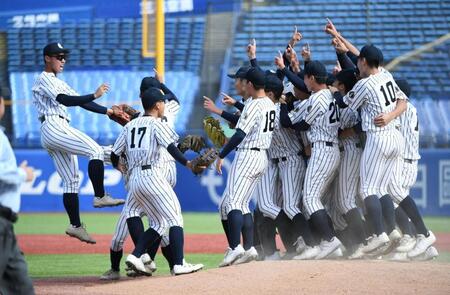 初優勝を決め歓喜する九州国際大付の選手たち＝神宮（撮影・佐藤厚）
