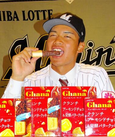 　ロッテのドラフト４位・桜井が仮契約。大好物だというロッテの「ガーナチョコ＆クッキーサンド」を頬張る