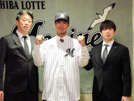 　仮契約を終えたロッテのドラフト４位・桜井（中）と榎アマスカウトディレクター（左）と菅野スカウト