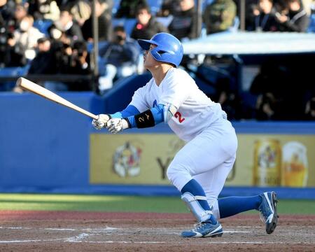 　４回、渡部海は中前安打を放つ（撮影・佐藤厚）