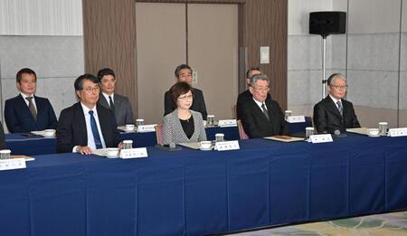 　プロ野球オーナー会議に臨む（左から）中日・大島宇一郎オーナー、ＤｅＮＡ・南場智子オーナー、阪神・秦雅夫オーナー、巨人・山口寿一オーナー（代表撮影）